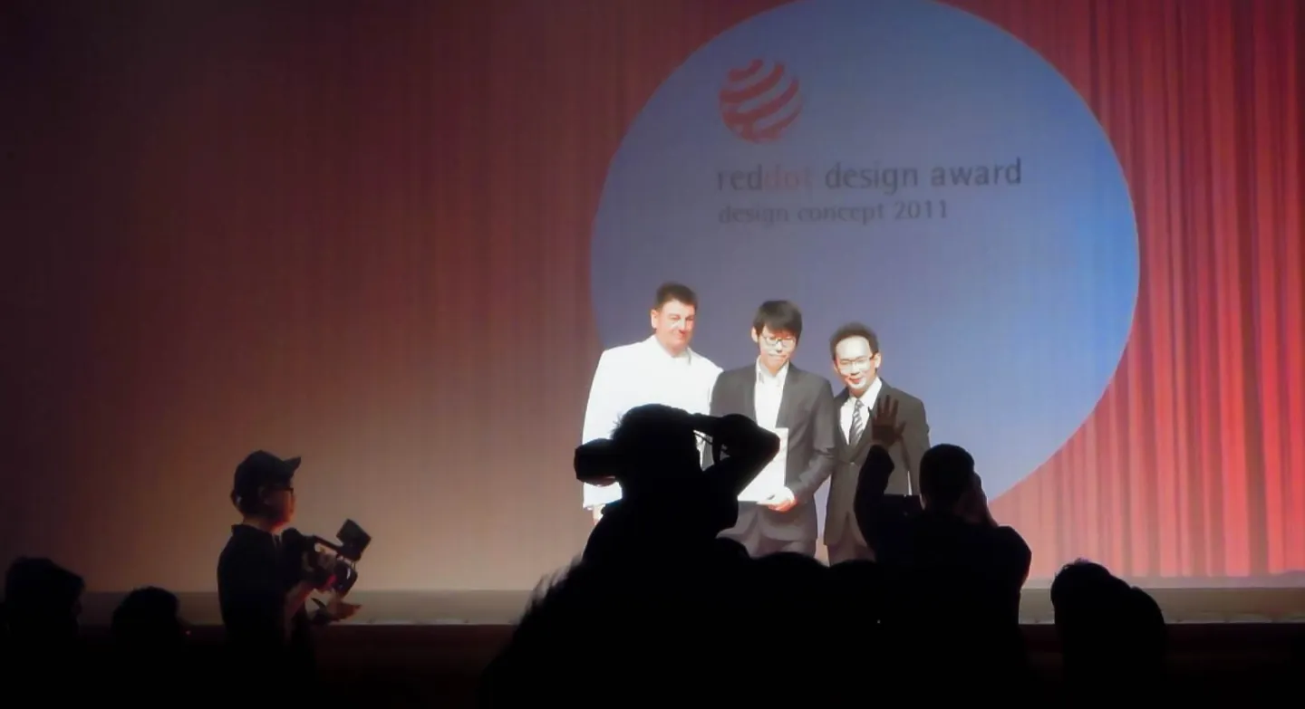 Red Dot Design Award 2011 시상식 무대에서 상장을 들고 선 세 사람